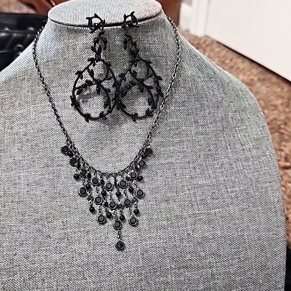 Gorgeous Ladies Necklace and Earrings 18 inches with extender